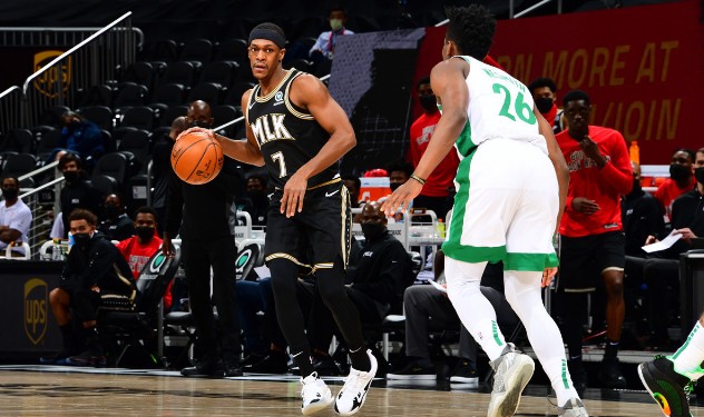  特雷杨超远三分压哨绝杀老鹰险胜绿军  