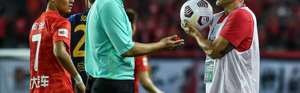  尼斯主帅赛后炮轰裁判，争议判罚引发舆论风波  