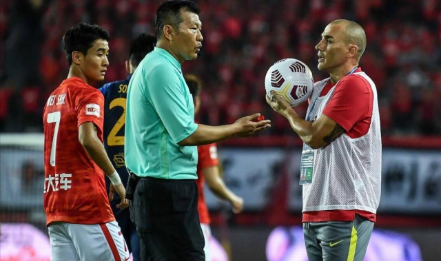  尼斯主帅赛后炮轰裁判，争议判罚引发舆论风波  