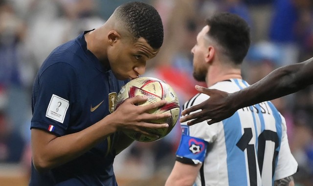  法甲金靴争夺战梅西领跑姆巴佩紧追  