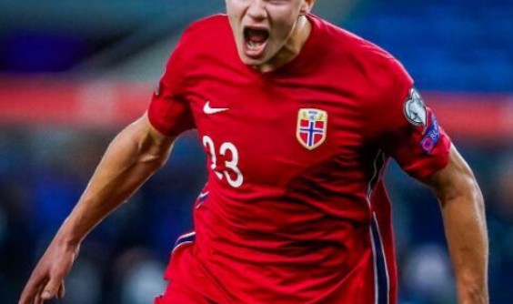  多特蒙德哈兰德戴帽助球队客场大胜副班长锁定前四