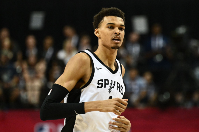  马刺文班亚马双20数据比肩邓肯处子季  